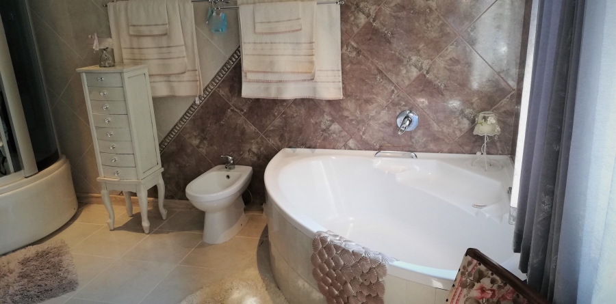 4 Bedroom Property for Sale in Hartbeespoort Rural North West